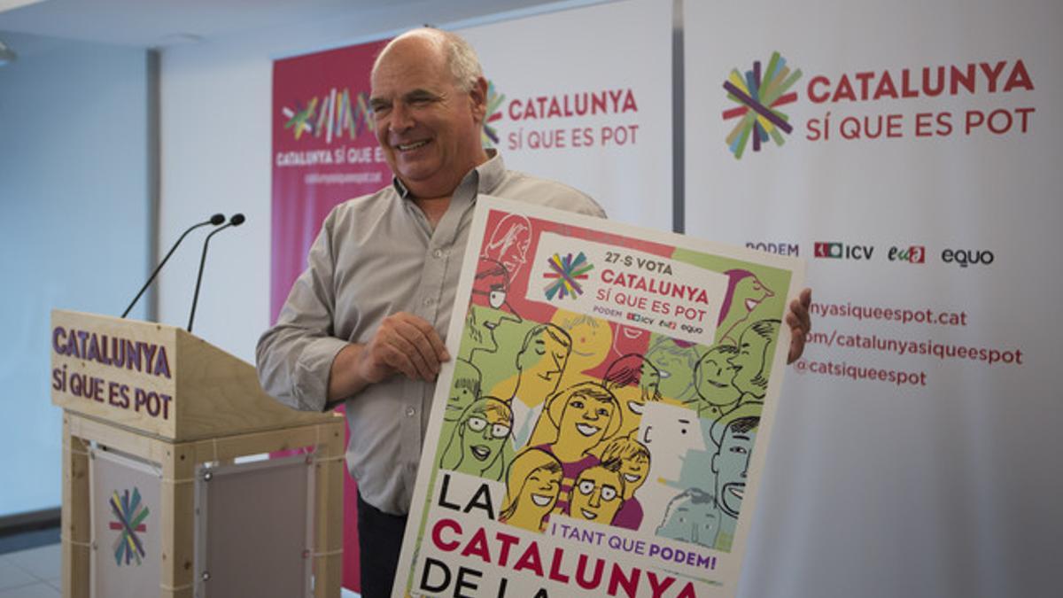 Lluís Rabell muestra el cartel electoral de Catalunya Sí que es Pot, este jueves.