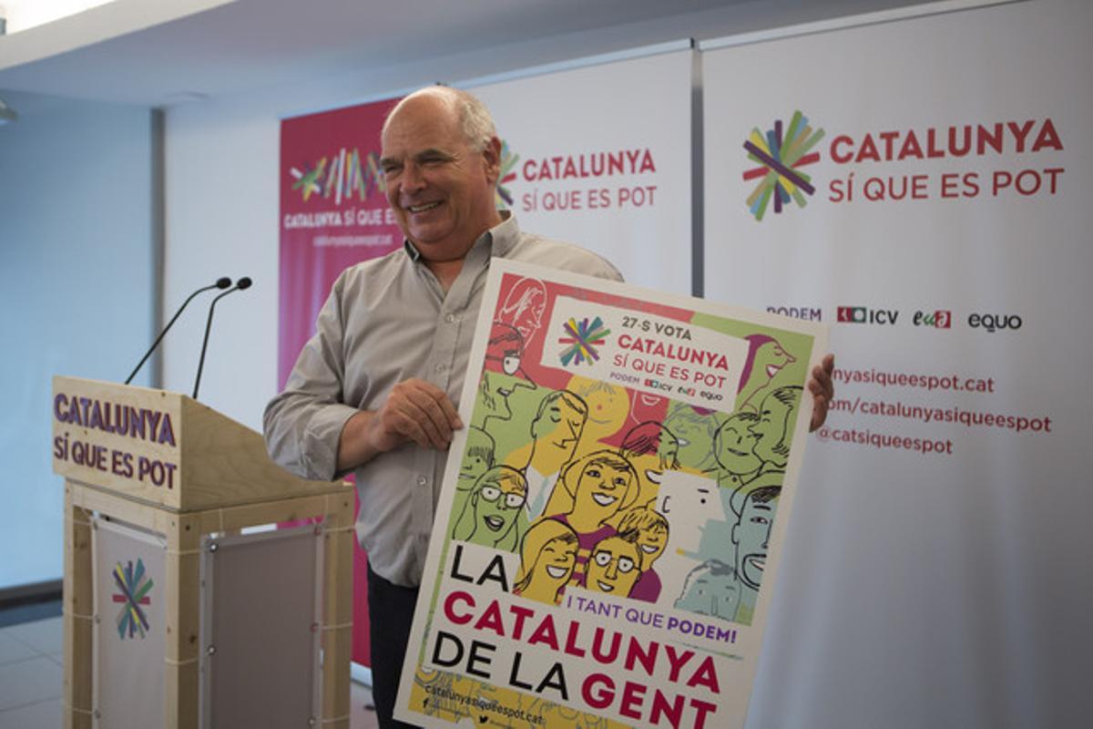 Lluís Rabell mostra el cartell electoral de Catalunya Sí que es Pot, aquest dijous.