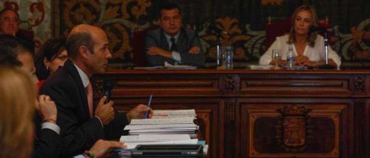 El concejal de Hacienda, Juan Seva, defiende la decisión de acogerse al rescate del Gobierno en el pleno de septiembre.