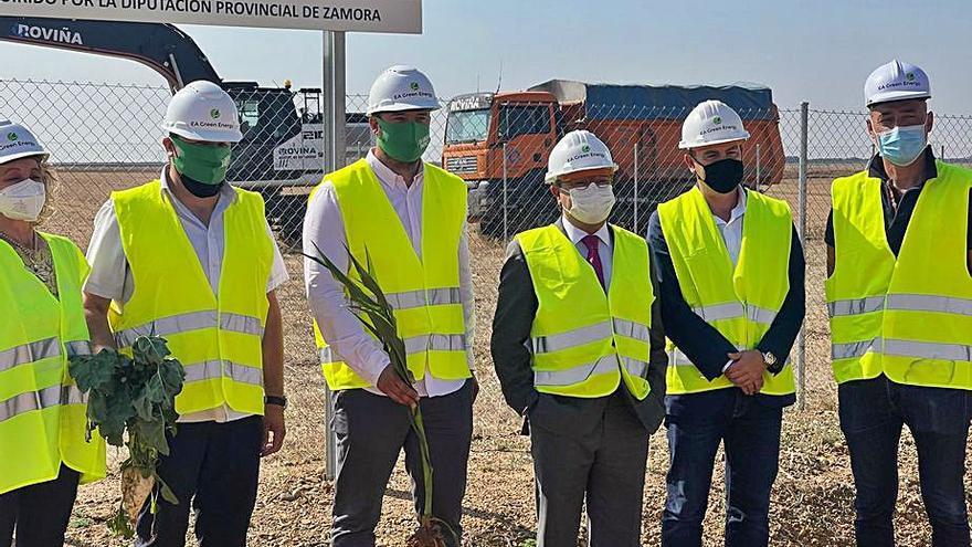 Laureano Lourido, tercero por la derecha, posa con el resto de autoridades y promotores en la visita a Barcial del Barco.