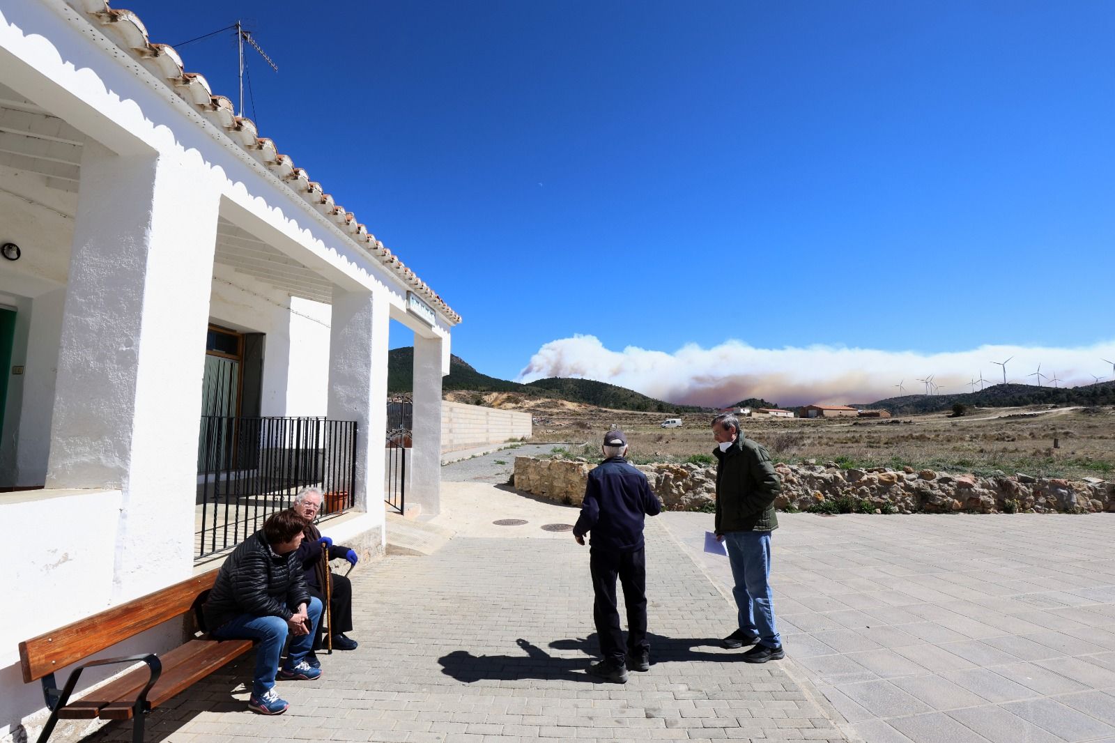 Los vecinos de Pina de Montealgrao observan el incendio con preocupación