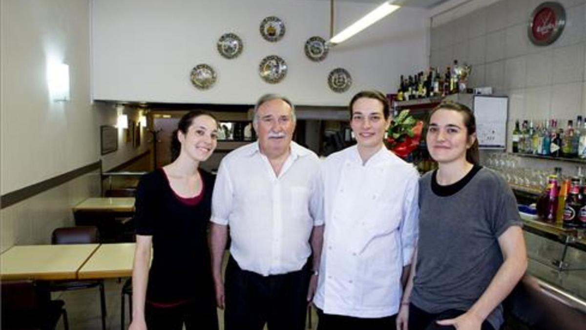 Sisco Vilaró, con sus tres hijas en el restaurante. Foto: Ferran Nadeu