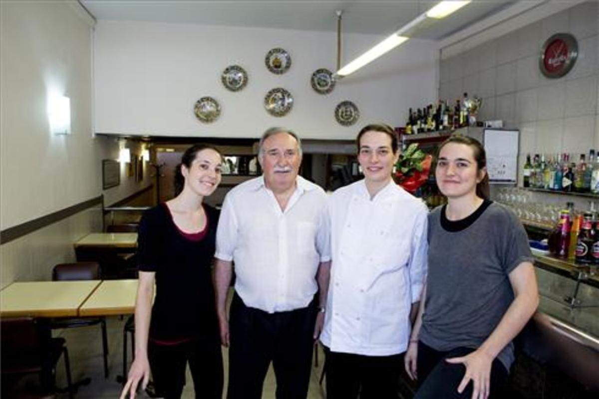 Sisco Vilaró, con sus tres hijas en el restaurante. Foto: Ferran Nadeu