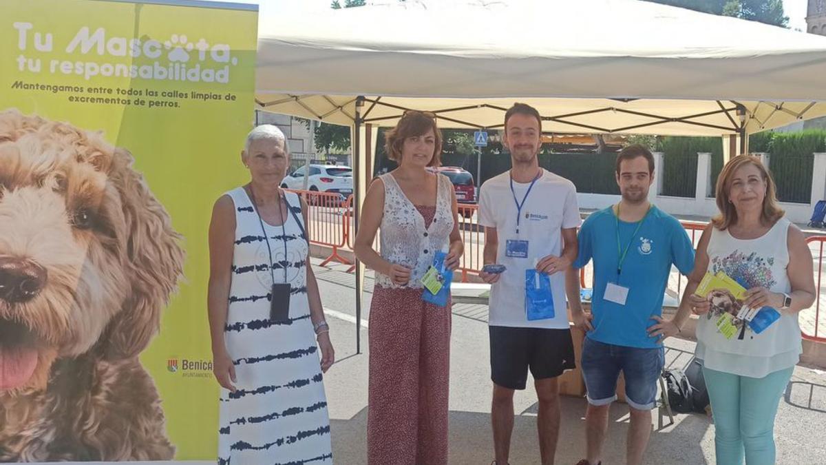 La alcaldesa, Susana Marqués, visitó ayer el expositor dedicado a la campaña.  | MEDITERRÁNEO