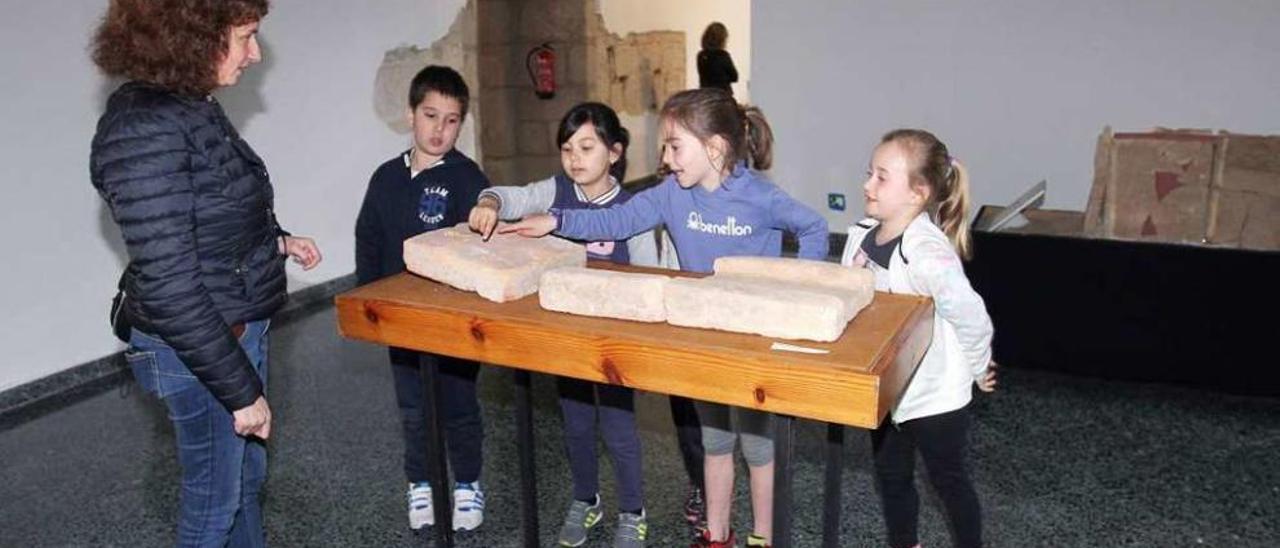 Un grupo de niños examinan algunas de las piezas del museo. // Iñaki Osorio