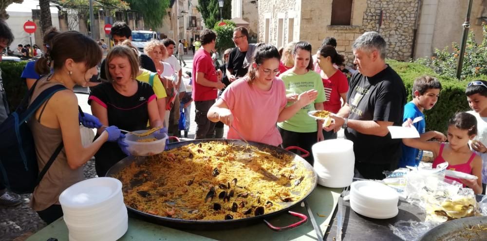 Cruz Roja distribuye comida y agua entre los damnificados de las inundaciones en el Llevant