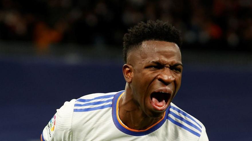 Vinicius celebra su gol al Sevilla, el de la victoria madridista. | // EFE