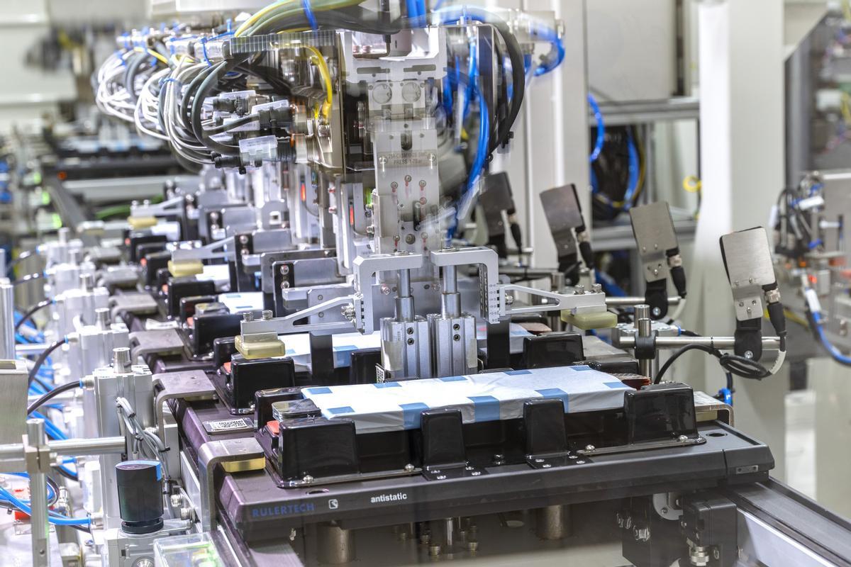 Cadena de montaje de las celdas en la planta de Salzgitter.