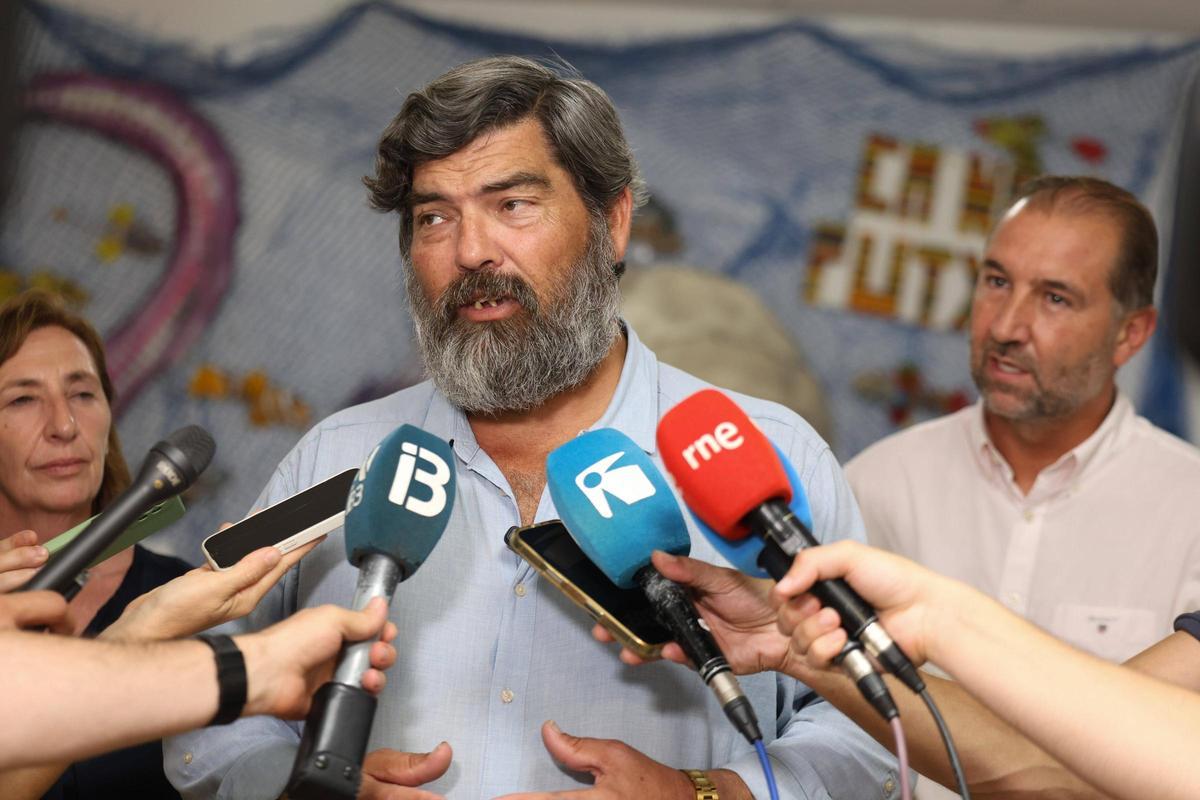 El conseller de Medio Ambiente del Consell de Mallorca, Pedro Bestard, de Vox, junto al conseller del Departamento de Gestión Ambiental, Ignacio José Andrés Roselló, durante la presentación del plan piloto, el pasado 16 de julio en Ca na Putxa.