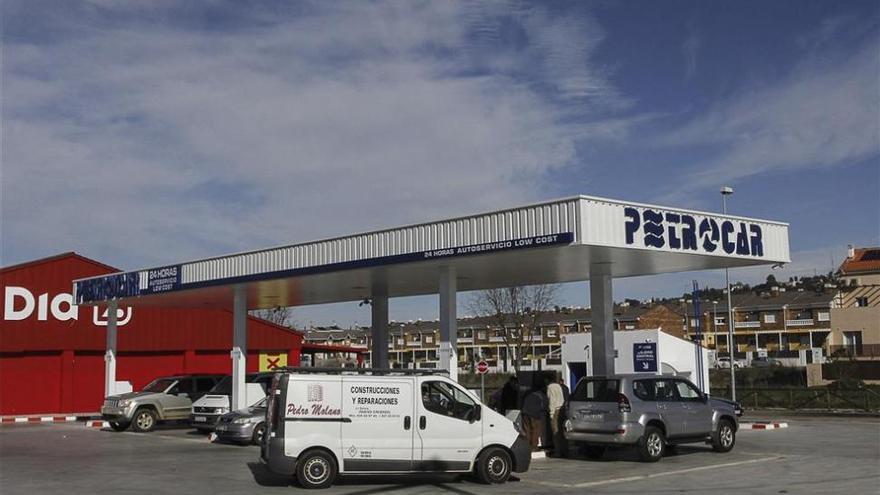 Usar gasolineras &#039;low cost&#039; sólo supone un ahorro de 60€ por familia y año en Extremadura