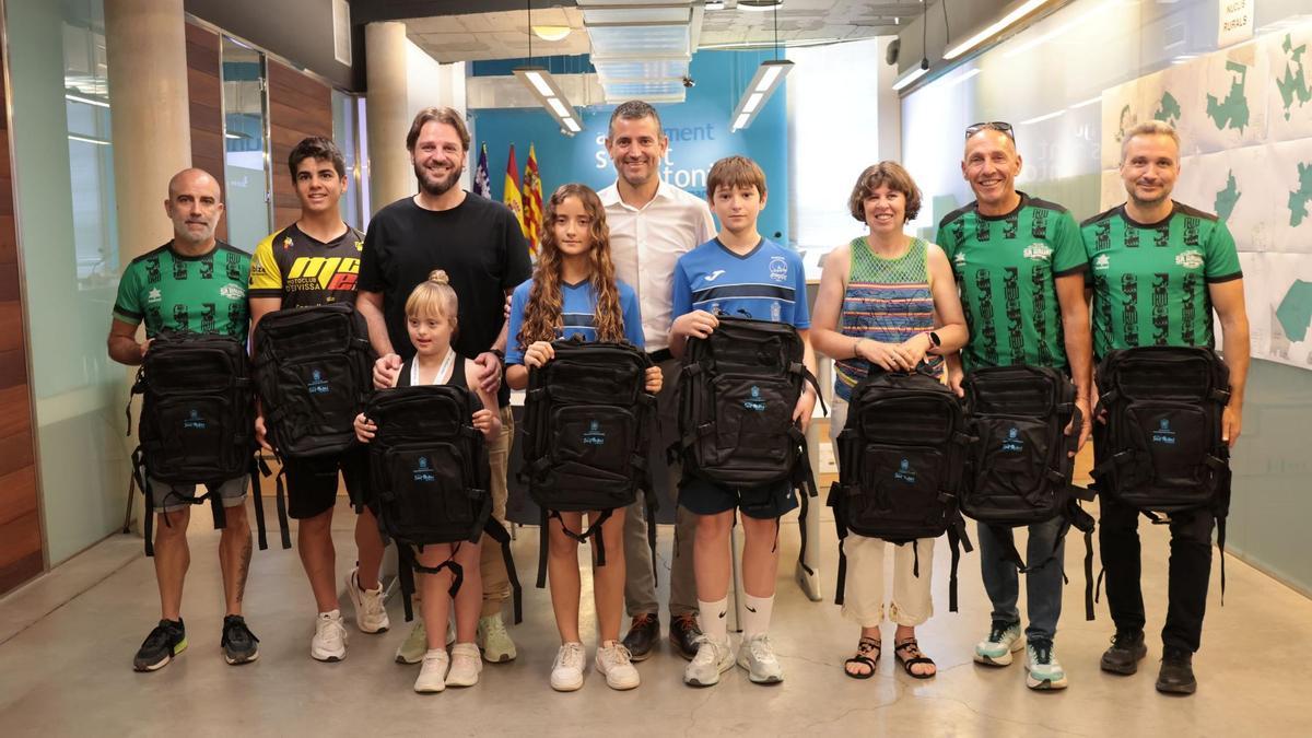 Marcos Serra y Daniel Sánchez posan con los deportistas homenajeados.