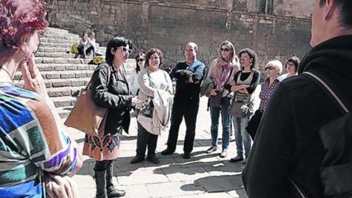 Guía y participantes de 'La Barcelona rosa', en la plaza del Rei.