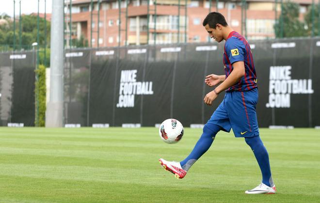 Alexis Sánchez posó con su nueva camiseta