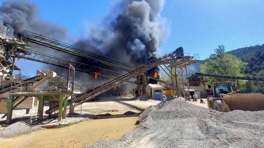 Treballen en l&#039;incendi en una gravera a Ceuró, Castellar de la Ribera