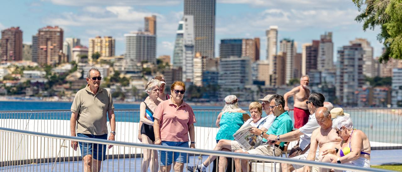 Un grupo de turistas del Imserso tomando el sol en Benidorm