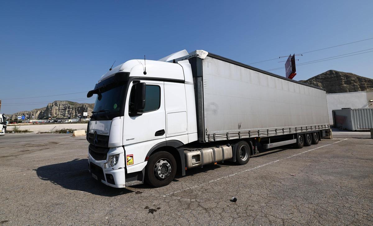 Imagen del camión del transportista fallecido en Alfajarín.