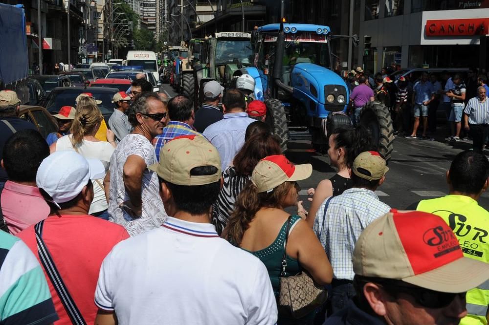 La Gran Vía de Murcia, paralizada por los agricultores