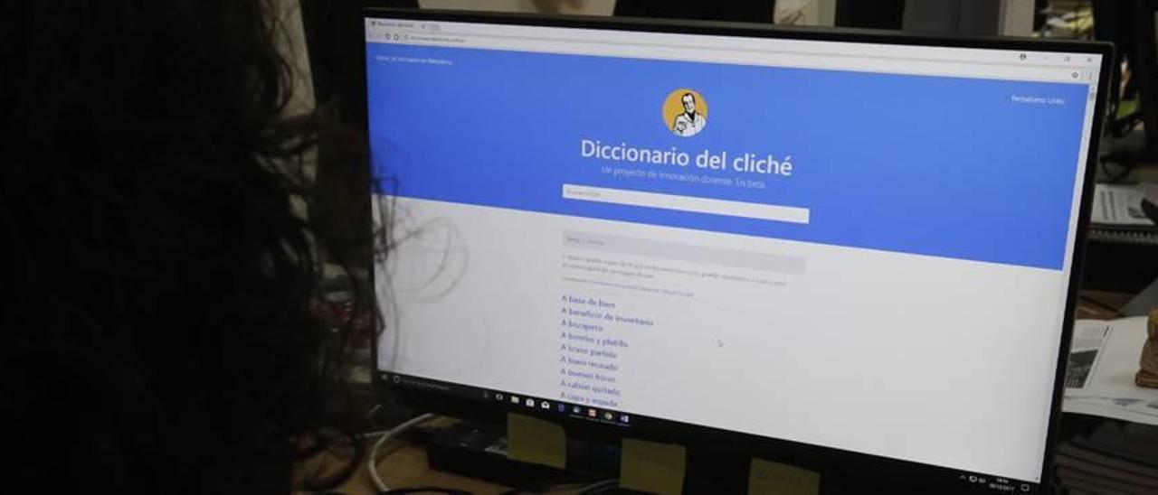 Un usuario consulta la página web del diccionario de clichés que ha creado la Universidad Miguel Hernández.