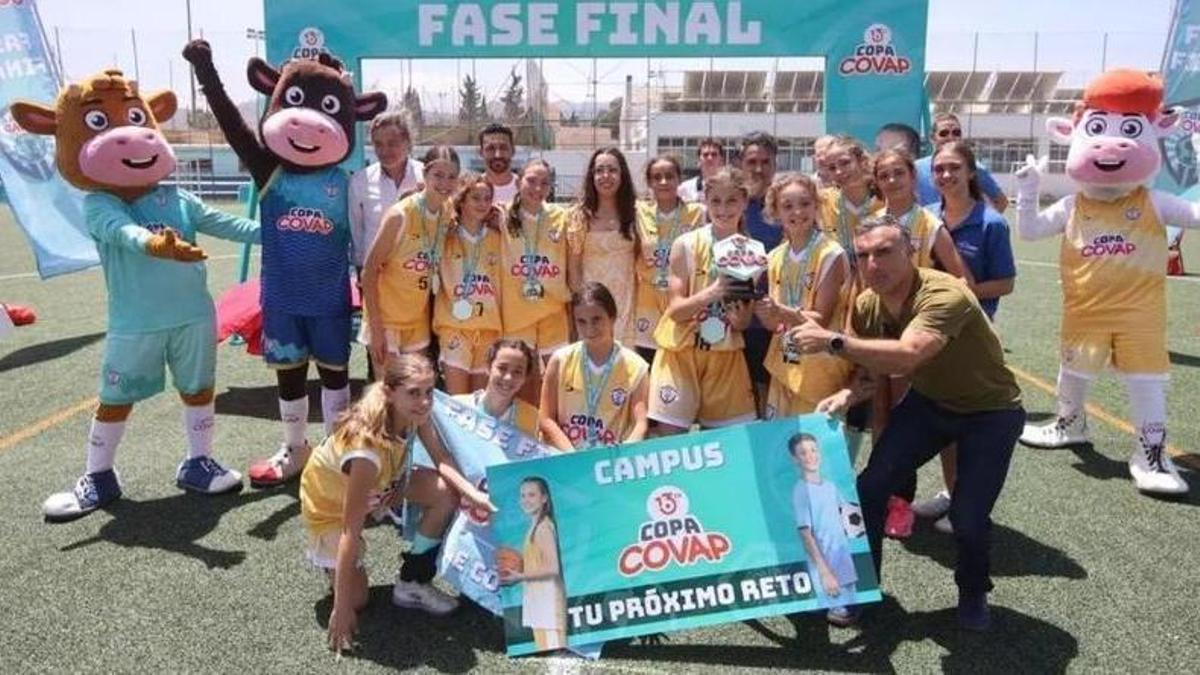 La Salle festeja su triunfo en el baloncesto femenino de la fase final de la Copa Covap.