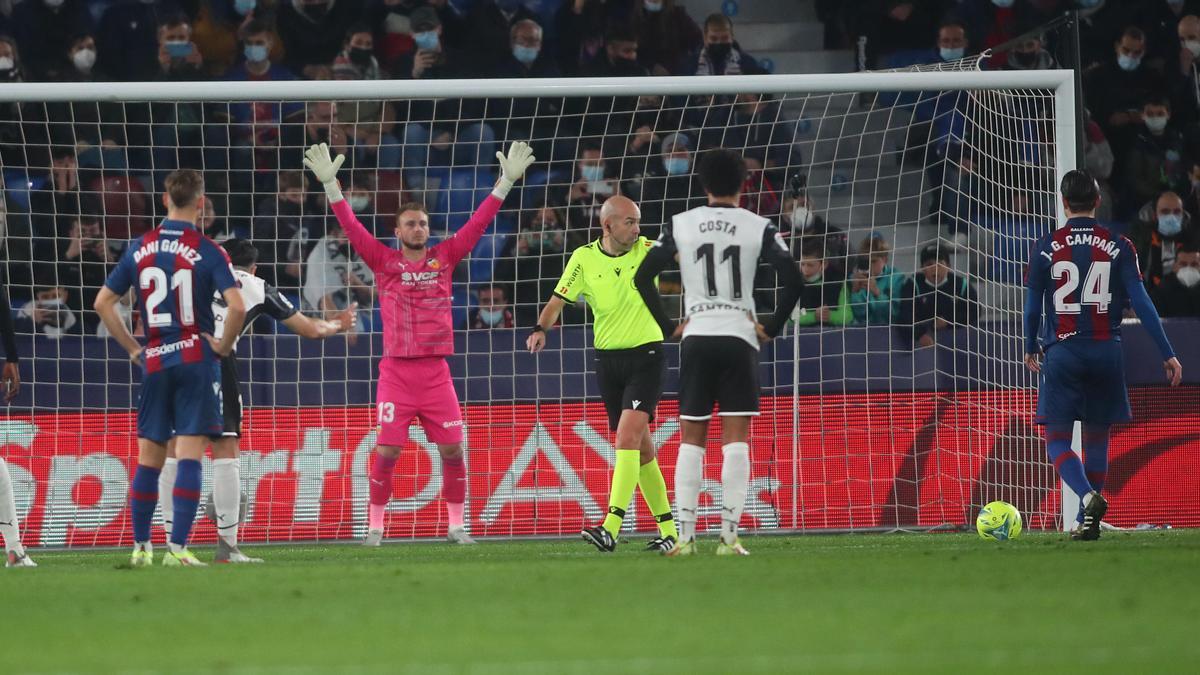 Las Imágenes del Derbi entre Levante UD y Valencia CF en el Ciutat