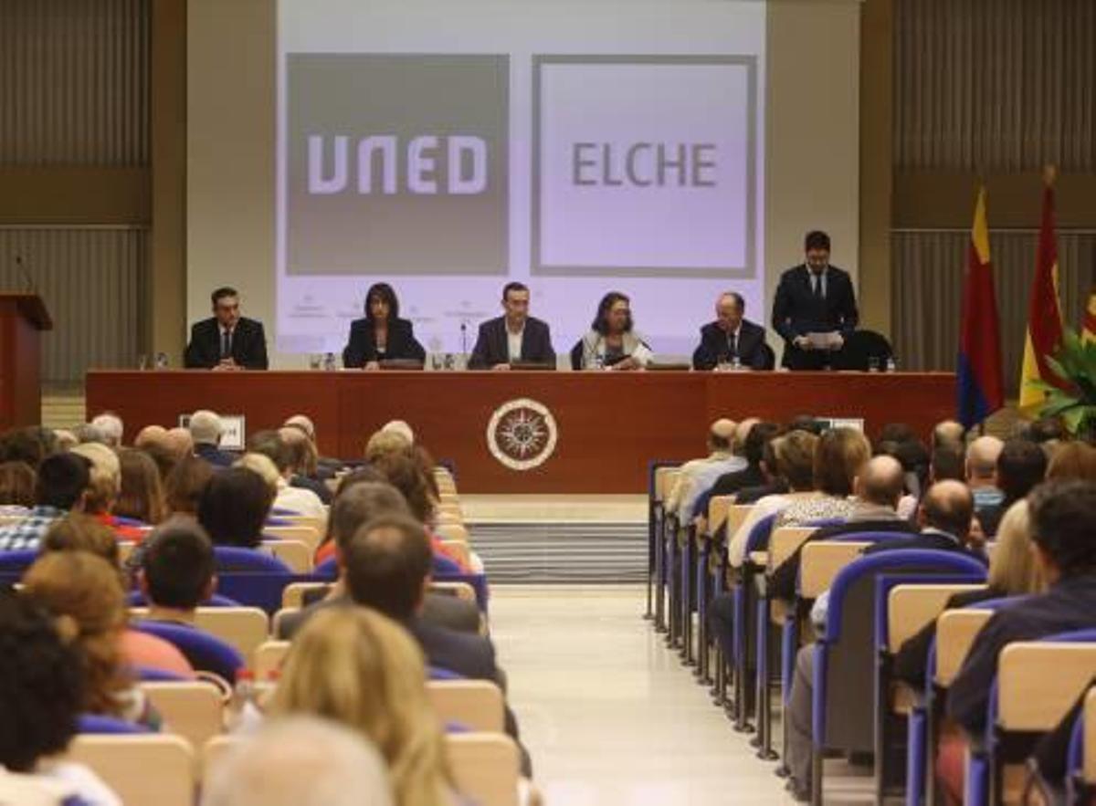La UNED de Elche arranca el curso con 4.000 alumnos y nuevos grados