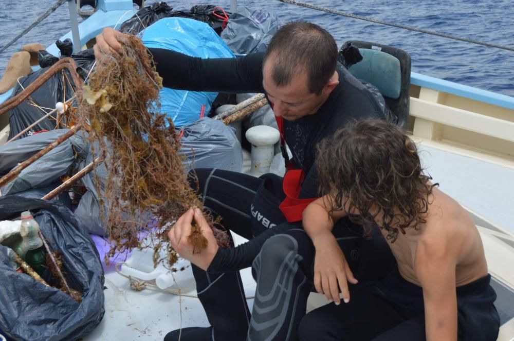 Jornada de limpieza en la reserva marina de el Toro