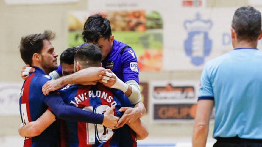 Los jugadores del Levante UD FS celebran su victoria en Ferrol
