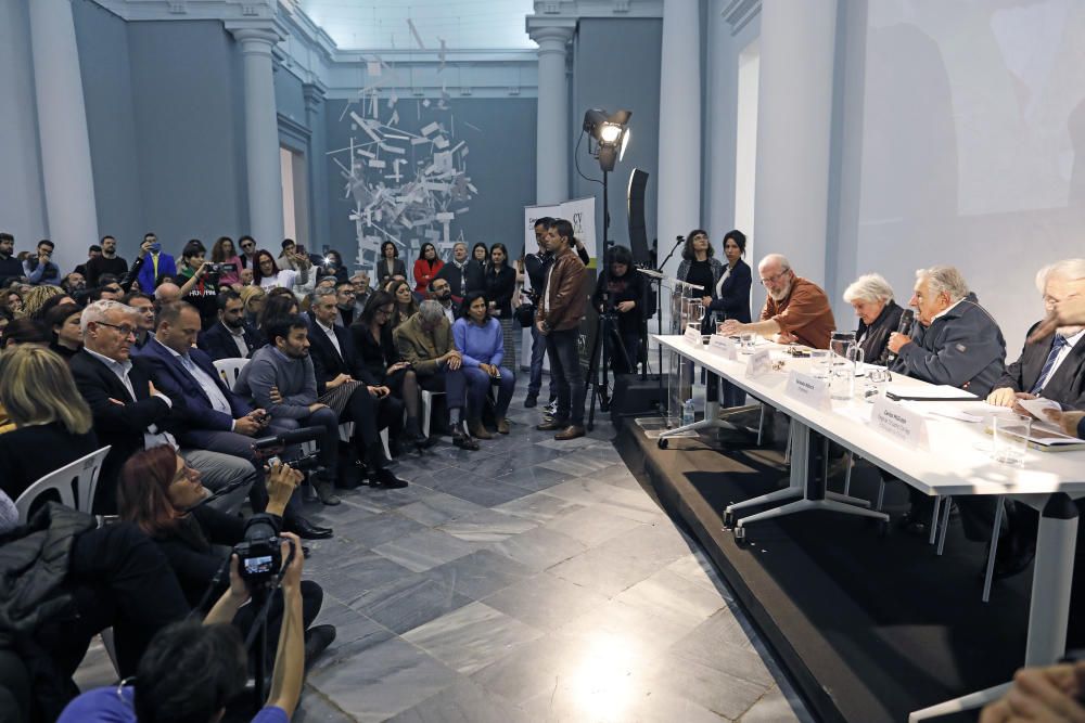 Aglomeración en la conferencia de Mujica en València