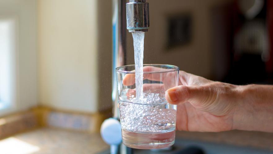 Hallan microplásticos en el agua del grifo de ocho ciudades españolas, ¿hay riesgo para la salud?