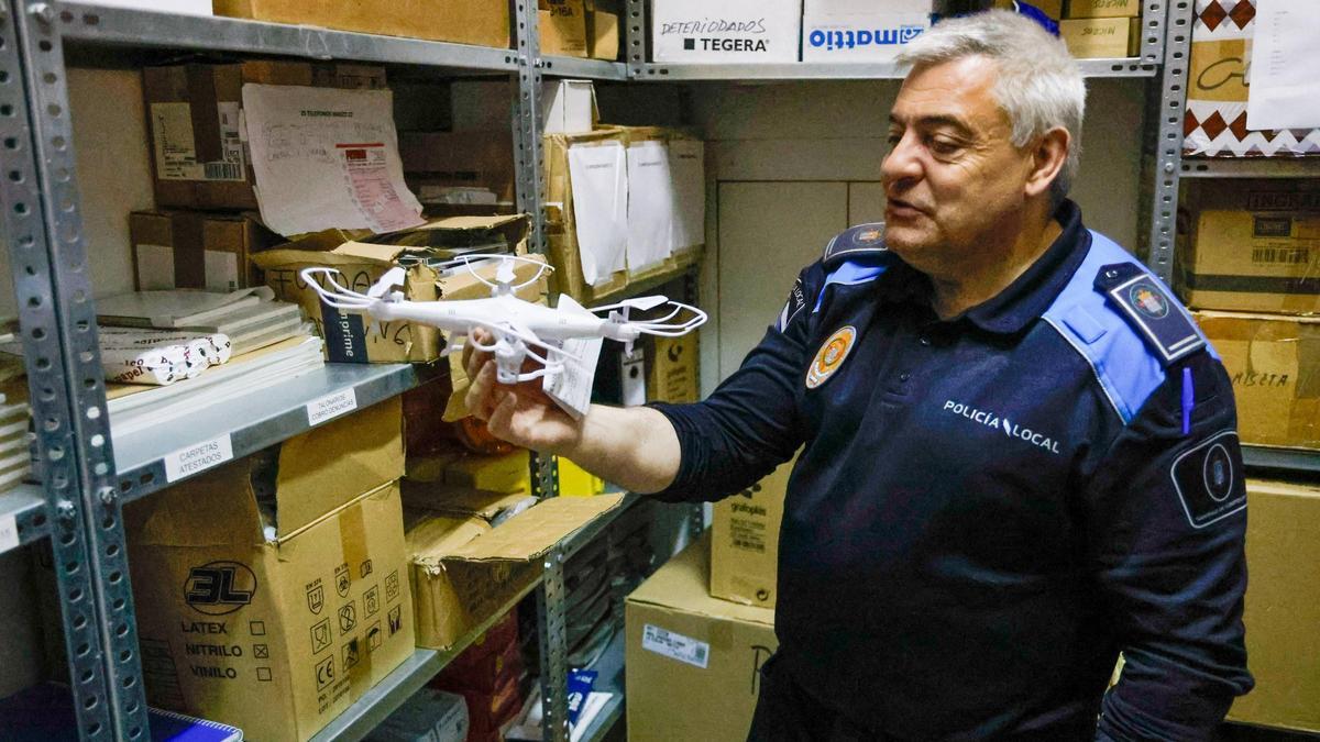 El oficial Antonio Malvido muestra un dron recogido en la oficina de objetos perdidos de la Policía Local de Santiago