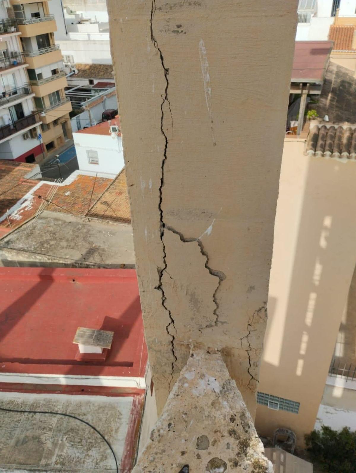 Grietas en uno de los pilares