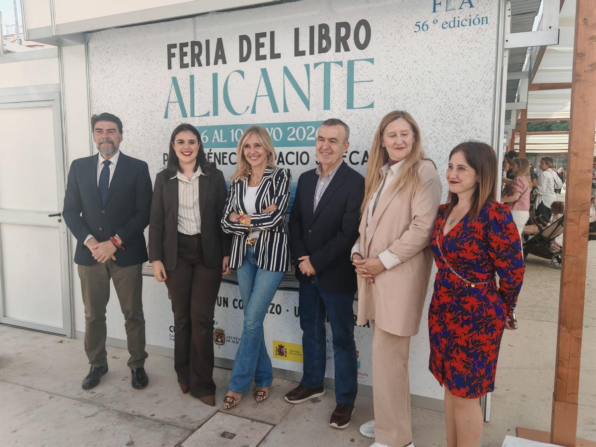 Luis Barcala, Nayma Beldjilali y Macarena Regueira, junto a los autores encargados de inaugurar la edición