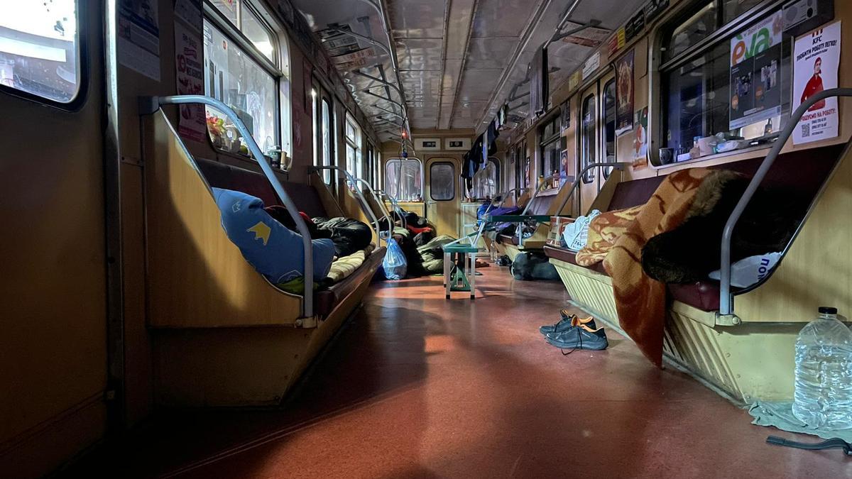 Vagones de metro en Járkov convertidos en refugios de personas desplazadas por la guerra en Ucrania