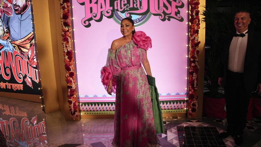 El traje valenciano que Isabel Pantoja ha elegido para acudir al Baile de la Rosa en Mónaco