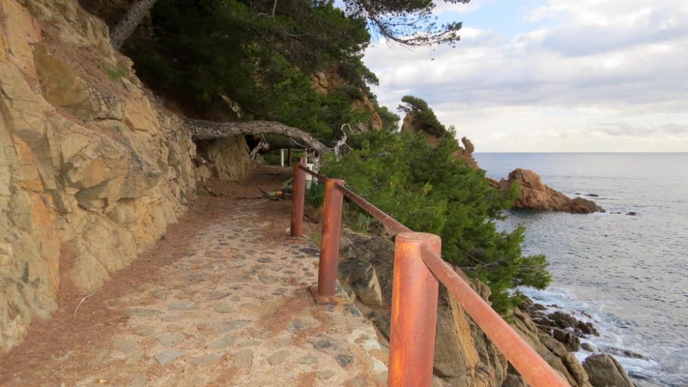 Obres al camí de ronda de Cala Bona