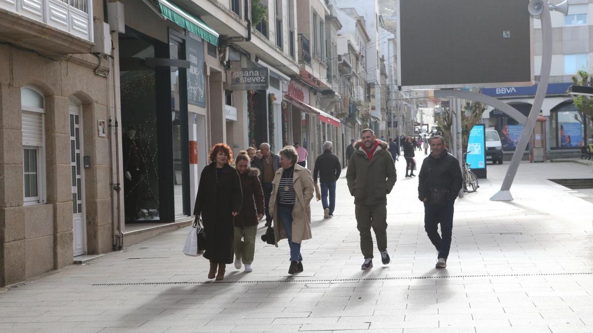 Vecinos paseando por el centro de Bueu esta semana.