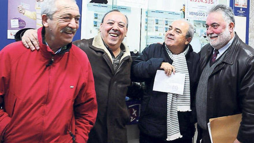 Pepe &quot;Chimé&quot;, Fernando, Daniel y &quot;Fredy&quot; celebraron ayer el premio en la administración nº 2.  // G.Núñez