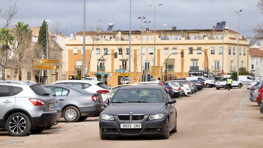 Urbanismo culmina la adecuación del aparcamiento de tierra junto al centro comercial del Arcángel