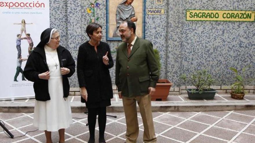 Montserrat Rodríguez, Carmen Moriyón y Jesús Santos, en la casa de las Hijas del Sagrado Corazón.