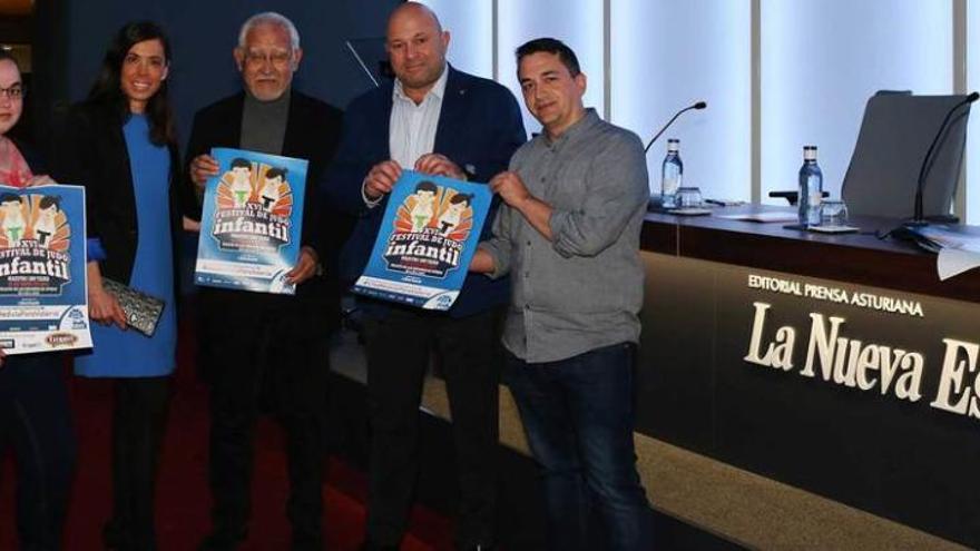 Por la izquierda, Verónica García, Rosa Ángela Petisco, Shu Taira, Víctor Valle y Fernando Villacampa, ayer, en el Club Prensa Asturiana.