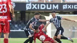 El FC Cartagena propone, domina y enamora, pero tropieza ante el Nástic