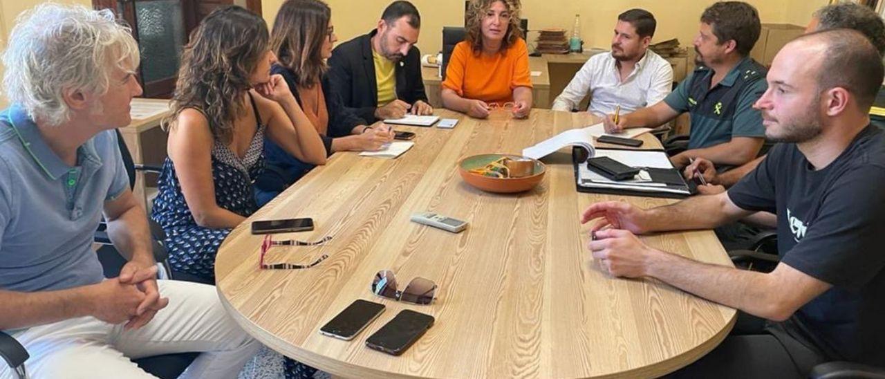 La alcaldesa presidió ayer una reunión para tratar la agresión al jefe de la Policía.