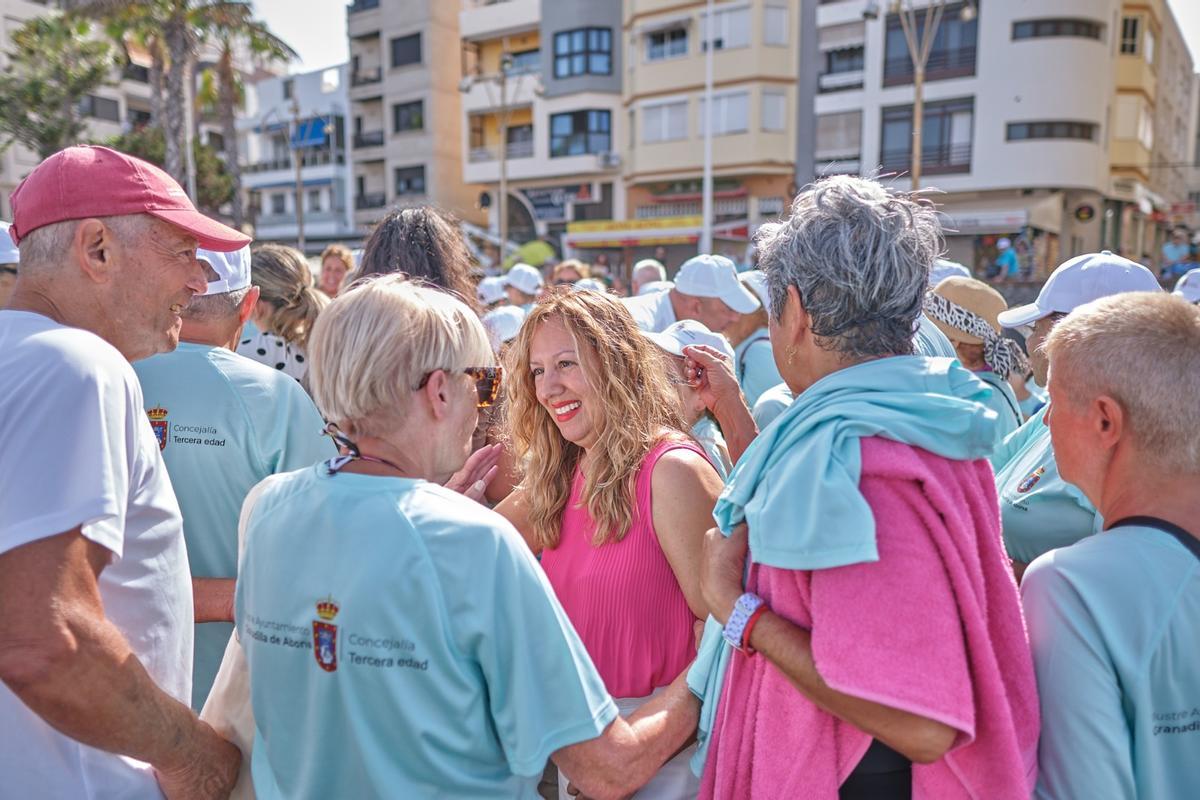 Rosa Dávila junto a los mayores en El Médano