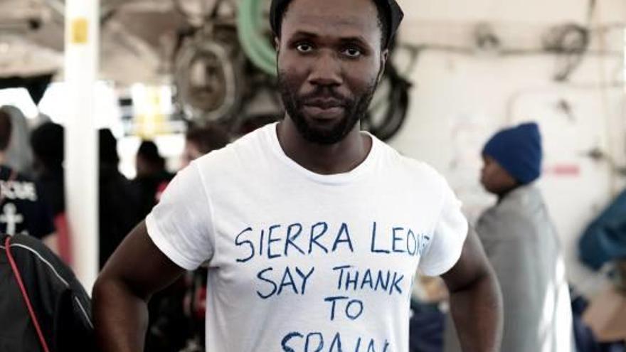 Un dels immigrants, amb una samarreta d&#039;agraïment a Espanya.