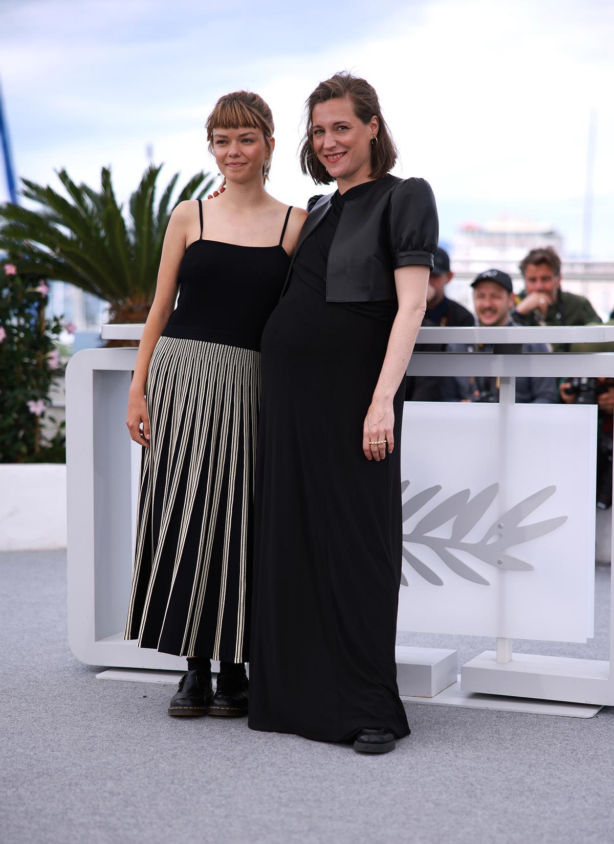 Carla Simón y el equipo de Romería posan en Cannes