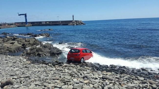 Cae un coche al agua en el barrio de San Cristóbal