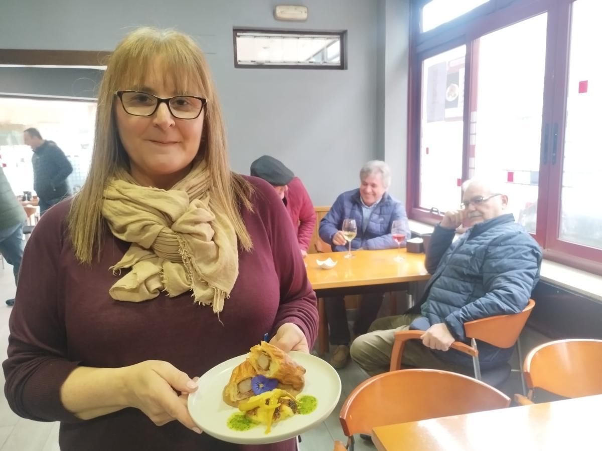 Victoria Álvarez, dueña de la cafetería Crisol, muestra la tapa "Bocado Wellington"