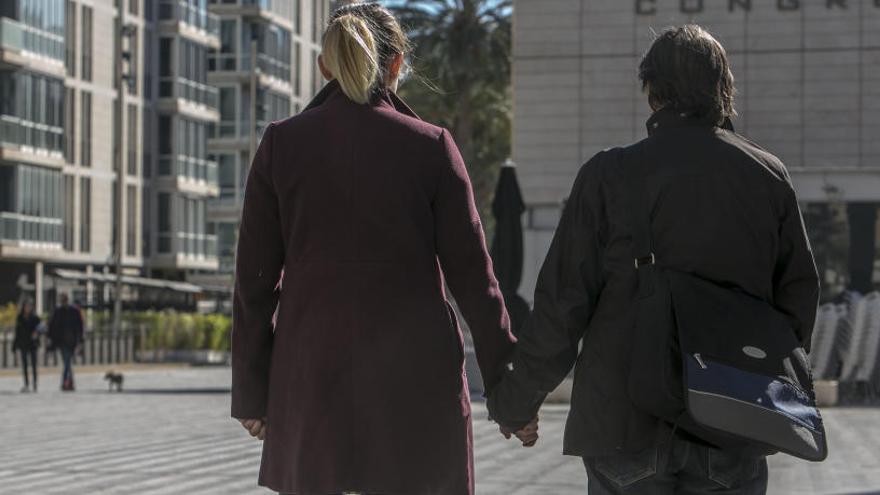 El fiscal pide prisión para el dueño de un bar de Elche que echó a una pareja por ser lesbianas