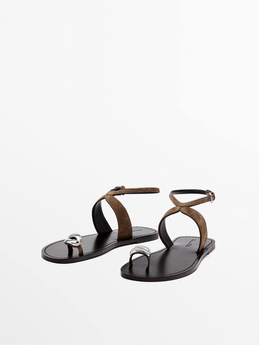 Sandalia plana con adorno metálico de Massimo Dutti