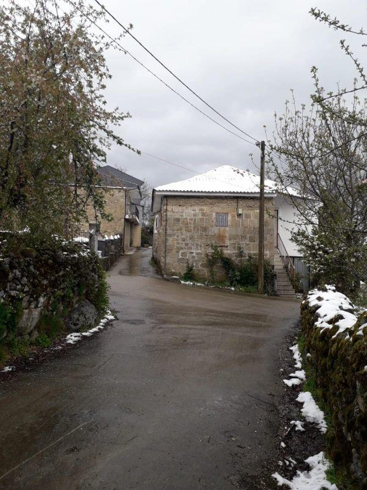 Nieve derretida en Cobreros, donde siguen sin luz.